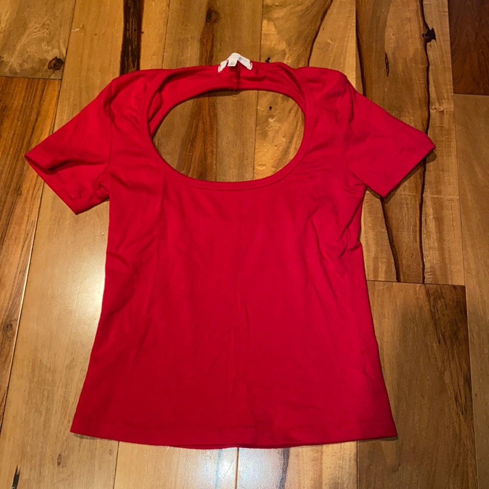 NWOT- URBAN OUTFITTERS TRULY MADLY DEEPLY OPEN WINDOW BACK CROPPED TEE- SIZE XS